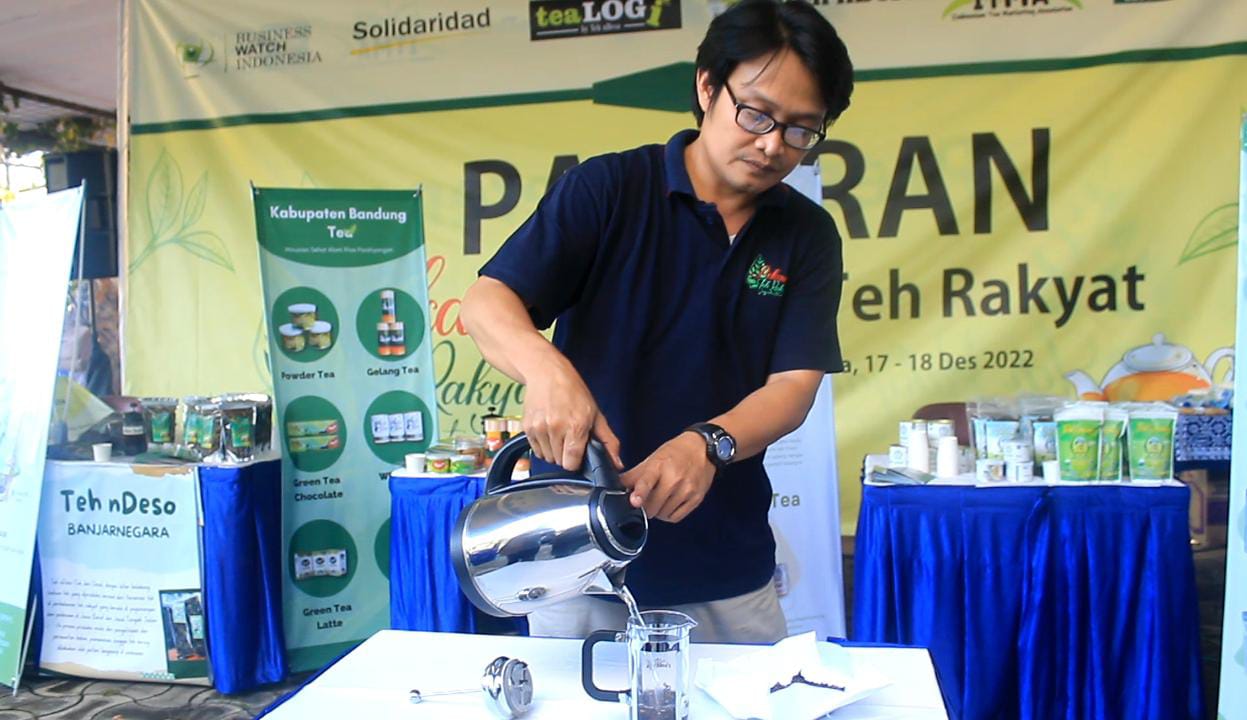 SEGER : Gelaran Pekan Teh Rakyat 2022 di salah satu kedai teh di Maguwoharjo, Depok, Sleman, Sabtu sore (17/12). (ANNISSA KARIN/RADAR JOGJA)