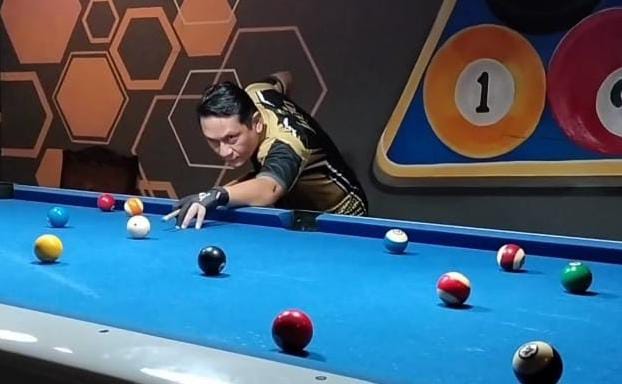 FOKUS : Jani Sulistyo saat bermain biliar. Ketua POBSI DIY 2017-2022 tersebut menginginkan biliar bisa dinikmati semua kalangan. (ISTIMEWA) 
