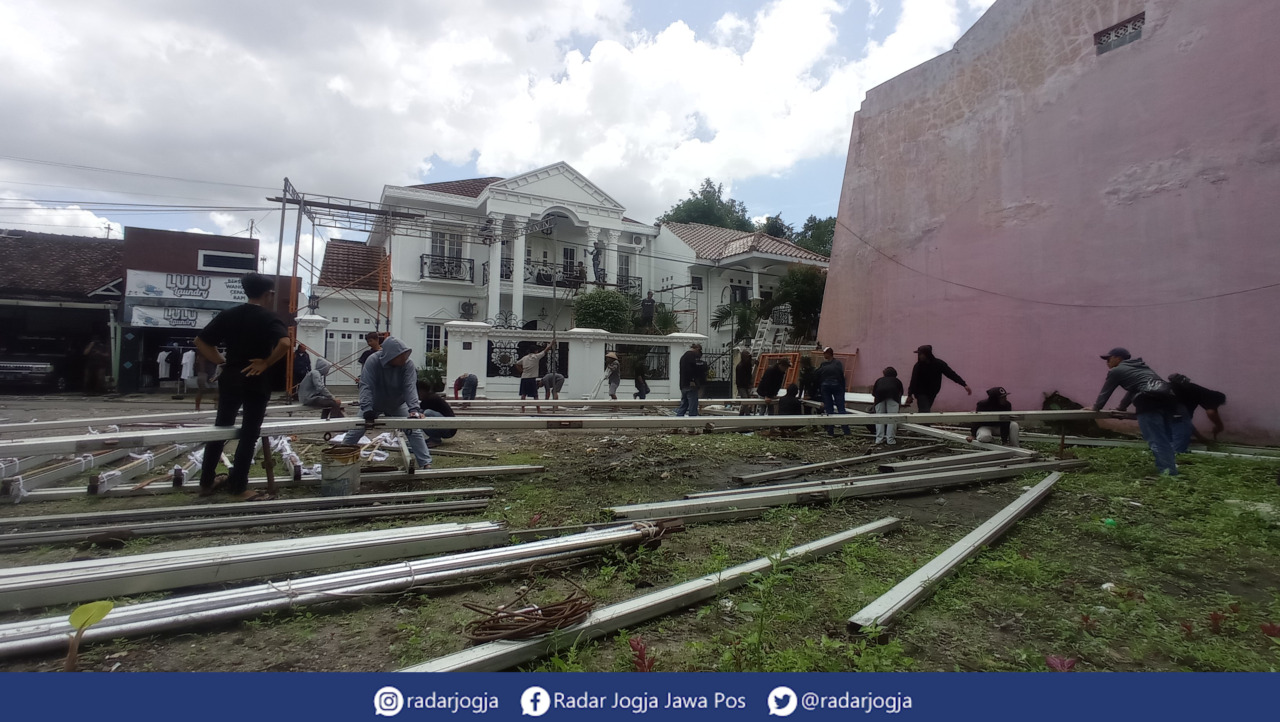 GOTONG ROYONG : Pemasangan tenda di depan kediaman Erina Sofia Gudono, Kamis (1/12). (DWI AGUS/RADAR JOGJA)