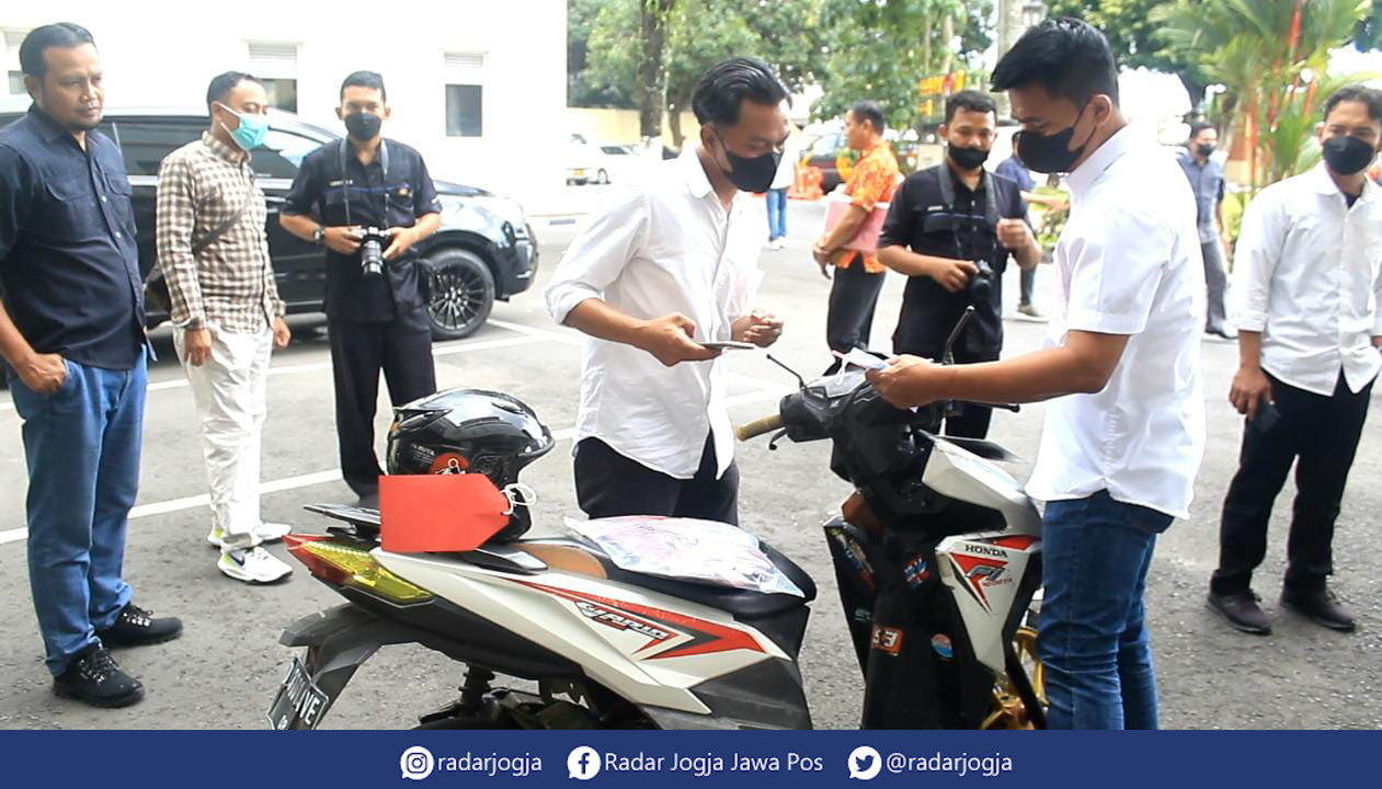 KORBAN : Sepeda motor milik korban penganiayaan Prino Feby Azi yang hendak ditarik oleh debt collector saat jumpa pers di Mapolda DIJ, Jumat (2/12). (ANNISSA KARIN/RADAR JOGJA)
