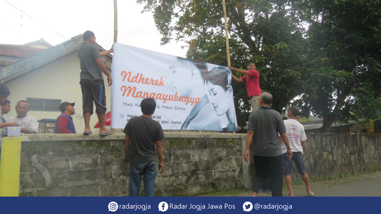 MANGAYUBAGYO : Tetangga Erina Sofia Gudono turut berbahagia menyambut pernikahannya dengan Kaesang Pangarep, mewujudkannya dengan kerja bakti, Minggu (4/12). (DWI AGUS/RADAR JOGJA