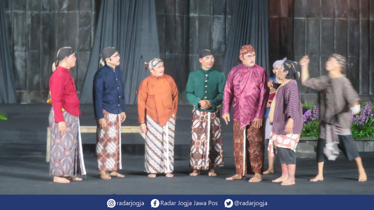 SERIUS : Para pejabat publik DIY mendalami perannya masing-masing dalam Ketoprak Pejabat lakon Crah Agawe Bubrah, Rukung Agawe Santosa di Monumen SO1M, Sabtu malam (3/12). (DWI AGUS/RADAR JOGJA)