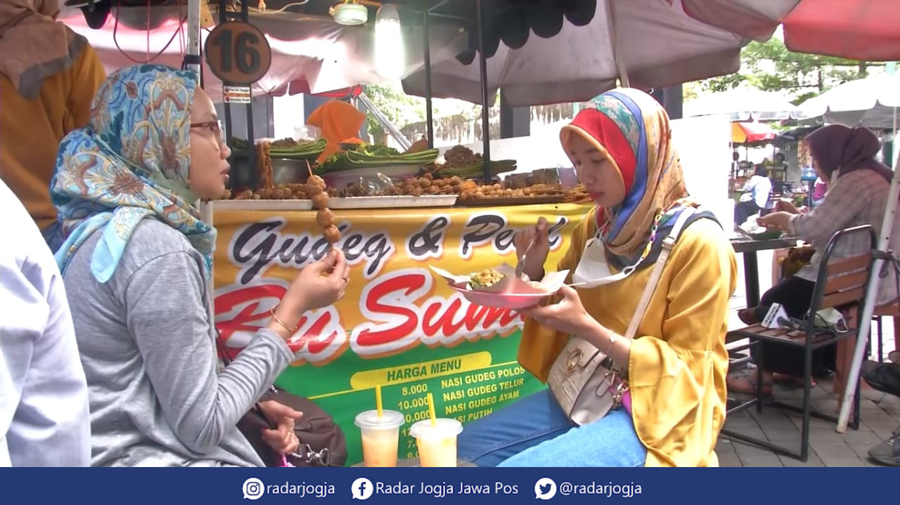 SEDAP : Pecel Senggol Bu Sumeh, salah satu kuliner yang dapat ditemui di Teras Malioboro 1. (ANNISSA KARIN/RADAR JOGJA)