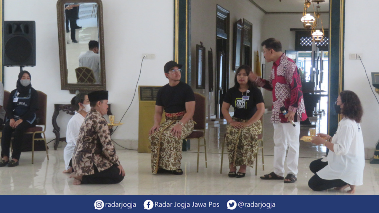 FOKUS  : Kaesang Pangarep tengah menjalani gladi pernikahannya dengan Erina Sofia Gudono di Pendopo Agung Royal Ambarrukmo, Selasa (6/12). (DWI AGUS/RADAR JOGJA)