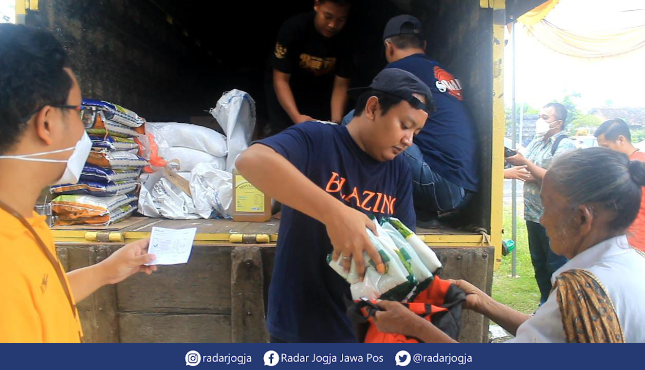 STABILKAN : Gelaran pasar murah bahan pokok di Lapangan Candibinangun, Pakem, Sleman, Kamis (8/12). (ANNISSA KARIN/RADAR JOGJA)