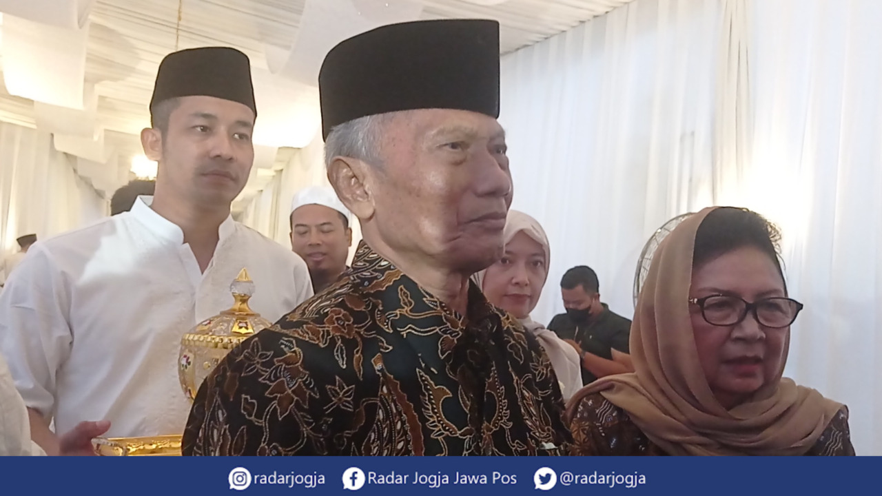 UTUSAN : Sri Roso Sudarmo memimpin utusan Keluarga Erina mengantarkan air siraman ke kediaman Kaesang di Solo, Kamis (8/12). (DWI AGUS/RADAR JOGJA)
