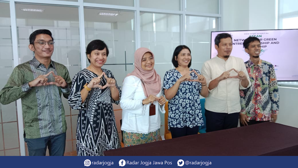 WIRAUSAHA HIJAU : Jumpa pers terkait program ANGEL di FEB UGM, Jumat (9/12). (ANNISSA KARIN/RADAR JOGJA)