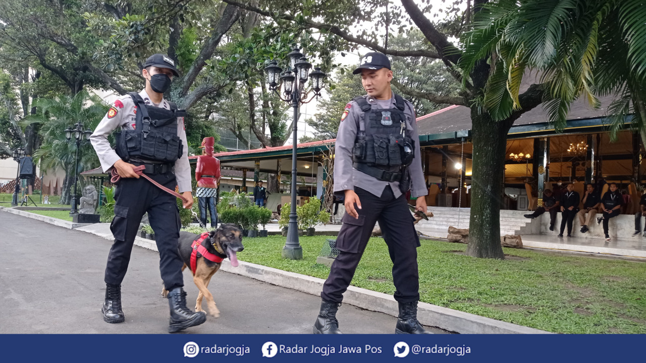 AMAN : Tim K-9 Unit Anjing Pelacak Polda DIJ melakukan patroli di area Pendopo Agung Kedhaton Ambarrukmo, Jumat (9/12). (DWI AGUS/RADAR JOGJA)