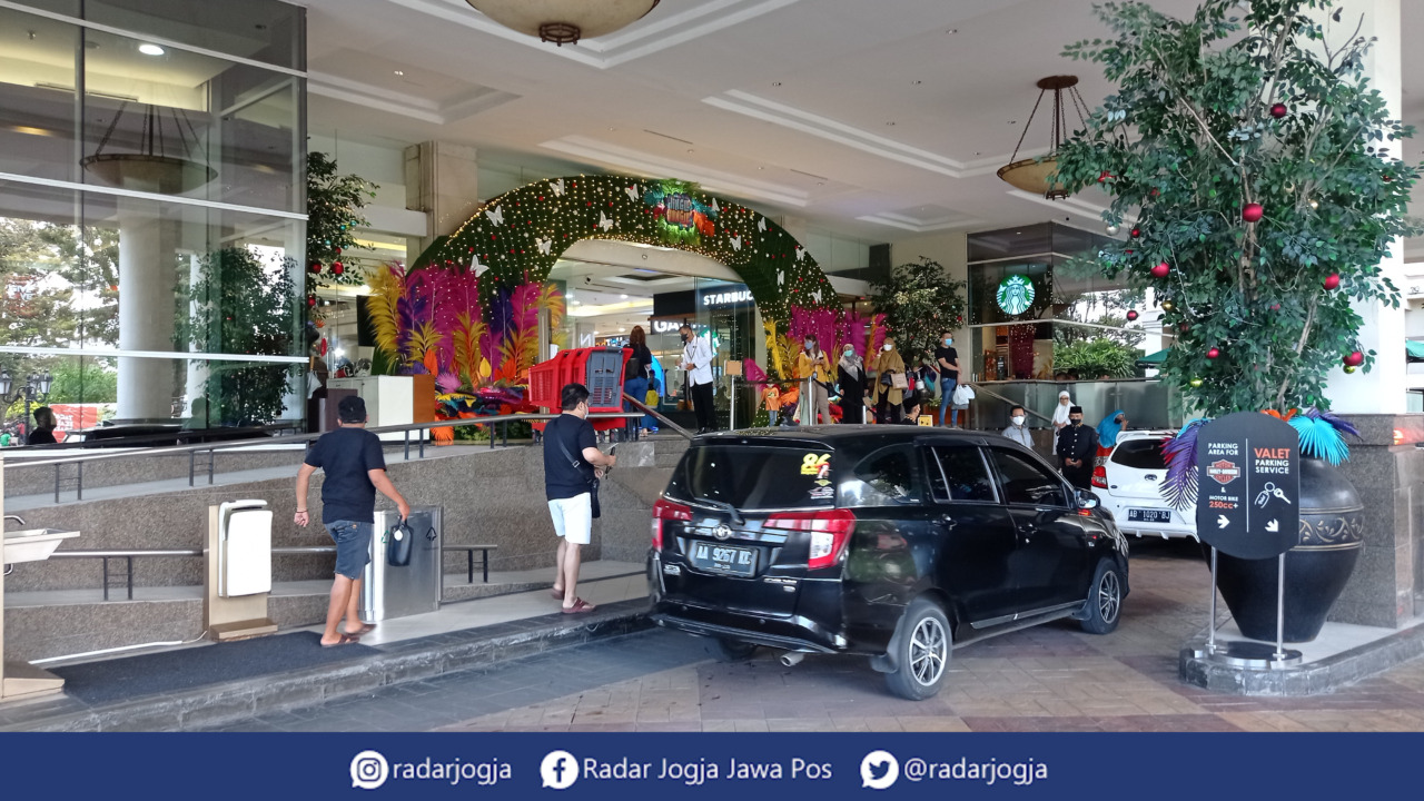 TETAP BUKA : Plaza Ambarrukmo tetap buka saat prosesi akan pernikahan Kaesang Erina yang berlangsung di Pendopo Agung Kedhaton Ambarrukmo, Sabtu (10/12). (DWI AGUS/RADAR JOGJA)