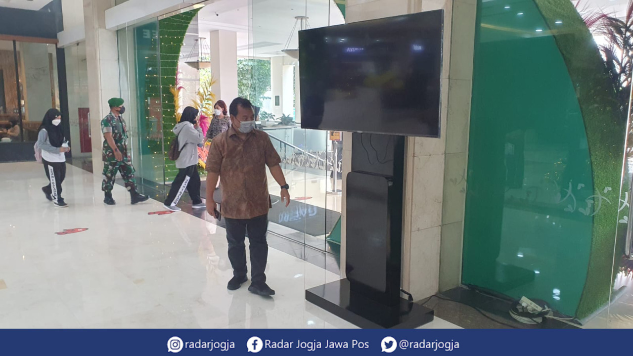 SIAP : Manajemen Plaza Ambarrukmo Jogjakarta menyediakan layar monitor agar pengunjung mal bisa menyaksikan pernikahan Kaesang Erina di Pendopo Agung Kedhaton Ambarrukmo. (DWI AGUS/RADAR JOGJA)
