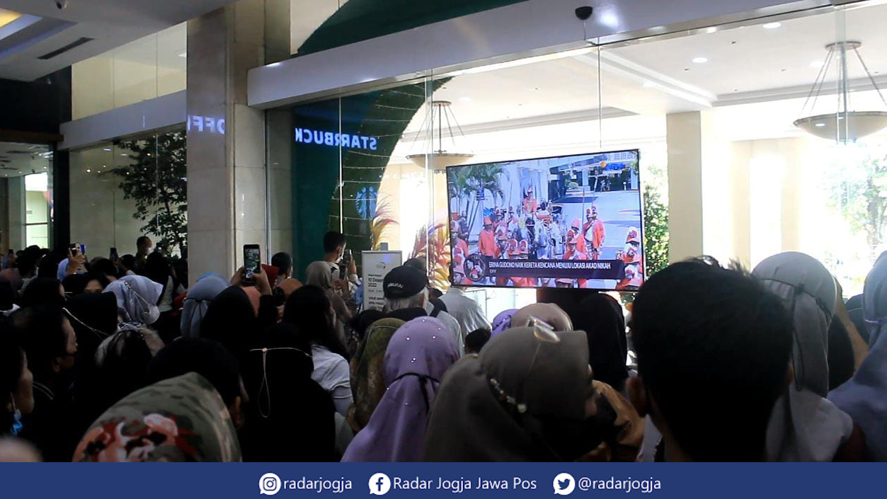 ANTUSIAS : Nonton bareng akad Kaesang-Erina di Plaza Ambarrukmo, Sabtu (10./12). (ANNISSA KARIN/RADAR JOGJA)