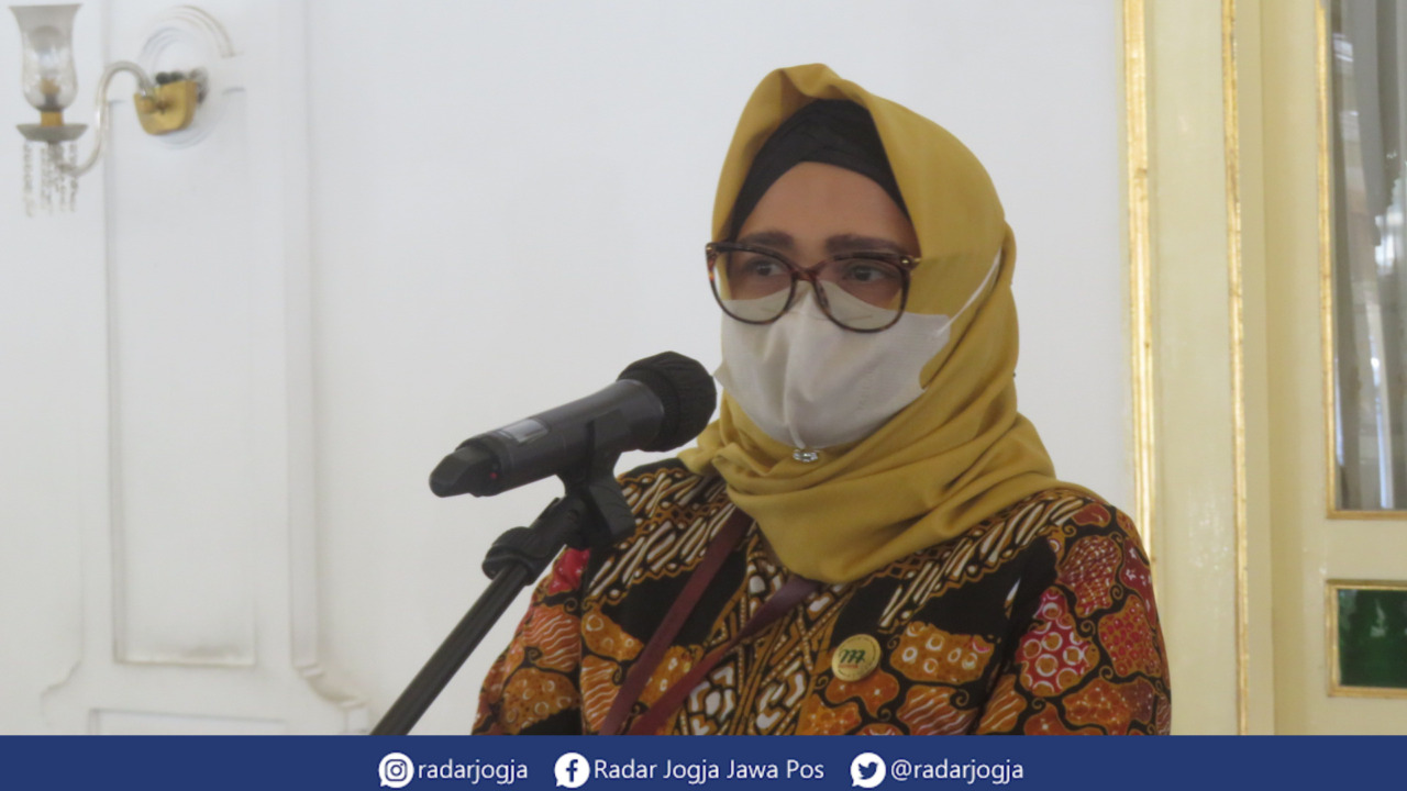 SIAP : Kasdishub DIJ Ni Madepanti Indrayanti turukan pihaknya optimalkan fungsi Area Traffic Control System (ATCS) menyambut libur Nataru 2022/2023. (DWI AGUS/RADAR JOGJA)