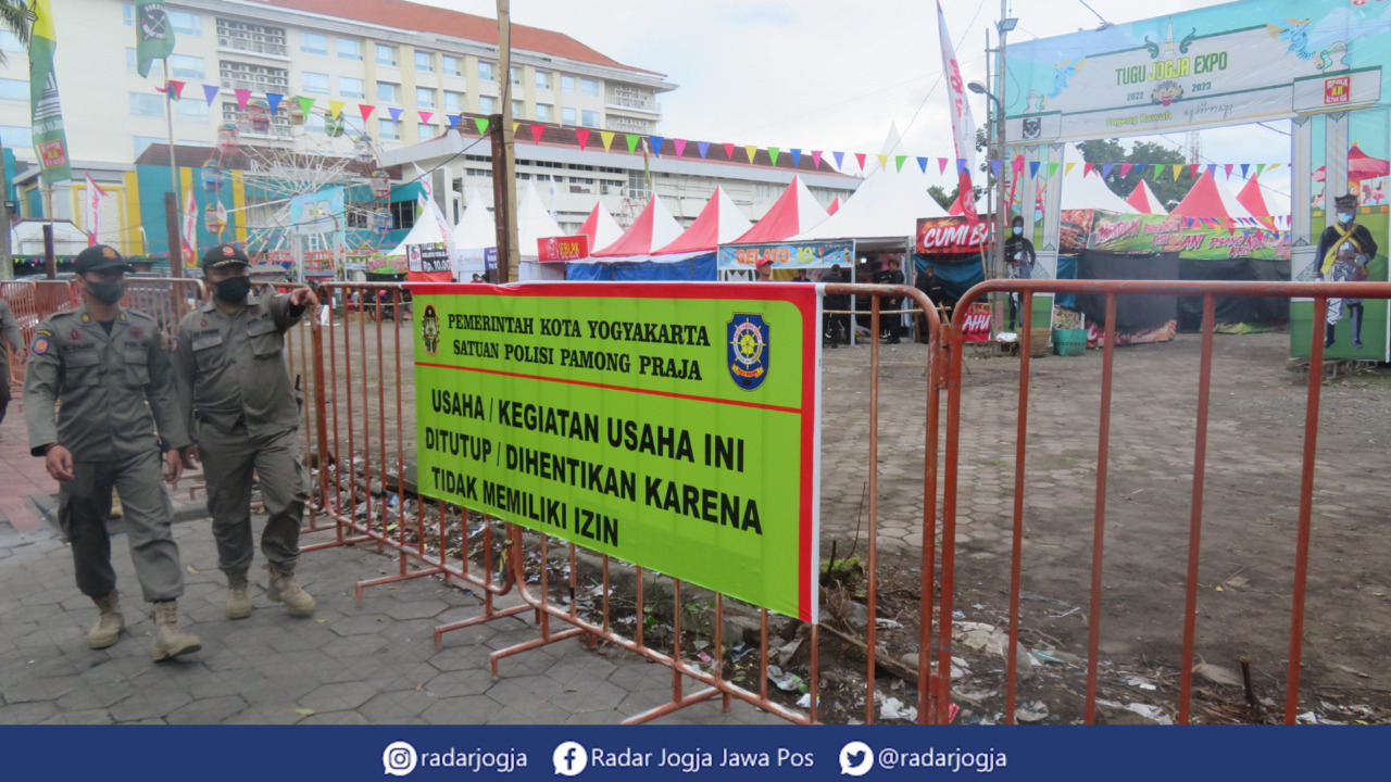 TUTUP : Satpol PP Kota Jogja menutup Tugu Jogja Expo yang berlangsung di kawasan Jalan Margo Utomo karena tak mengantongi perizinan dari Pemkot Jogja dan Polresta Jogja, Jumat (16/12). (DWI AGUS/RADAR JOGJA)