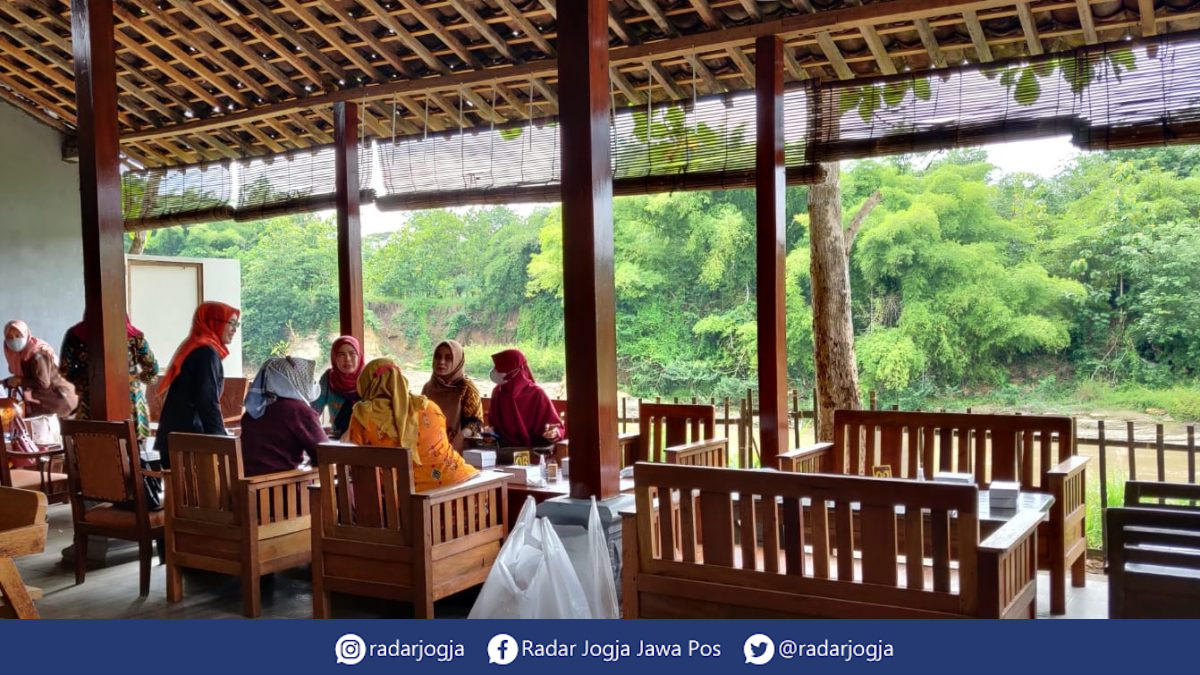 MENUNGGU : Suasana restoran di Kabupaten Sleman, Selasa (20/12). (ANNISSA KARIN/RADAR JOGJA)