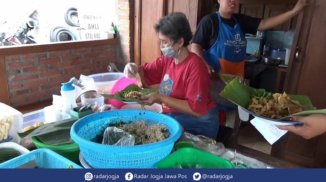 KULINER : Pecel Pincuk Gumilang di Jalan Laksda Adisucipto, Caturtunggal, Depok, Sleman, Rabu (21/12). (ANNISSA KARN/RADAR JOGJA)