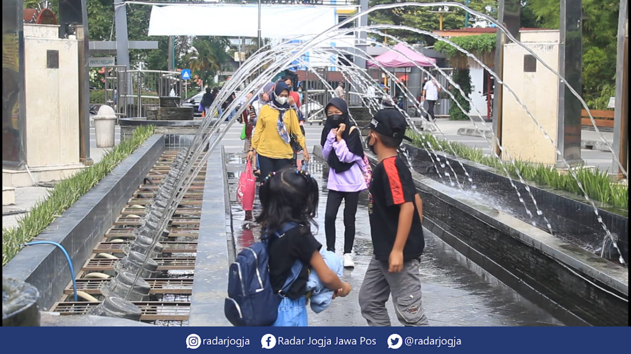 LIBUR : Taman Pintar masih didominasi oleh rombongan sekolah, Rabu (21/12). Ditargetkan jumlah kunjungan mencapai 4 ribu per hari. (ANNISSA KARIN/RADAR JOGJA)