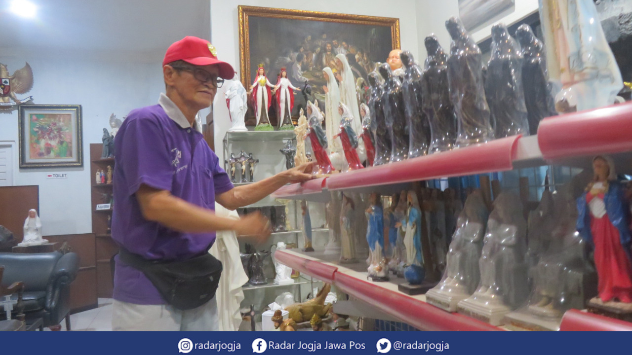 BERKAH : Tan Brata Halim bersama patung produksinya saat ditemui di Rumah Patung Brata Gallery, Rabu (21/12). (DWI AGUS/RADAR JOGJA)