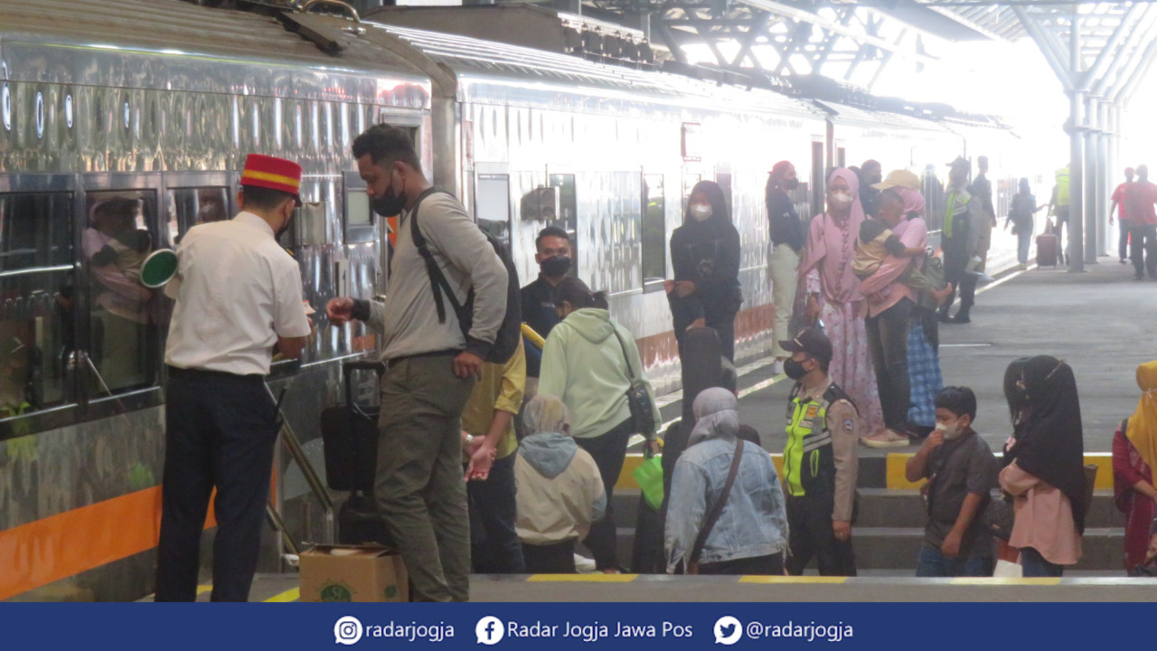 RAMAI : Suasana Stasiun Tugu Jogjakarta memasuki masa liburan Nataru 2022/2023, Kamis (22/12). (DWI AGUS/RADAR JOGJA)