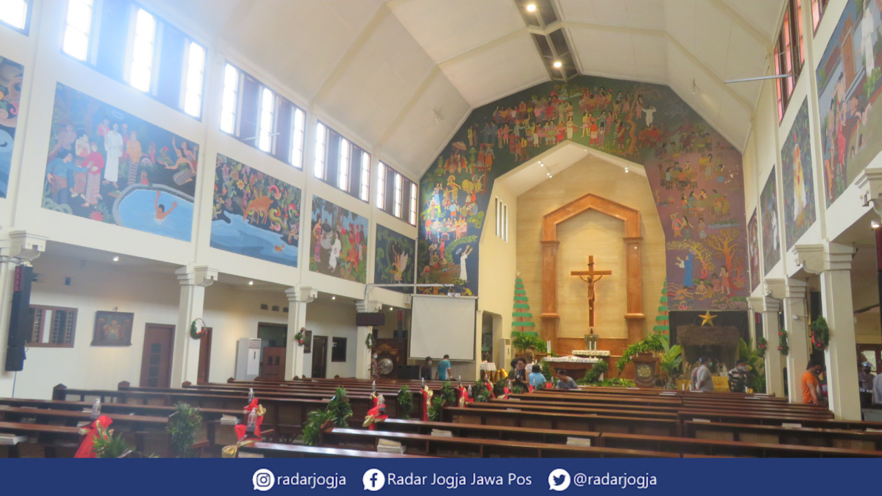 SIAP : Persiapan Gereja Santo Antonius Kotabaru Kota Jogja dalam penyeenggaran Misa Natal 2022, Sabtu (24/12). (DWI AGUS/RADAR JOGJA)