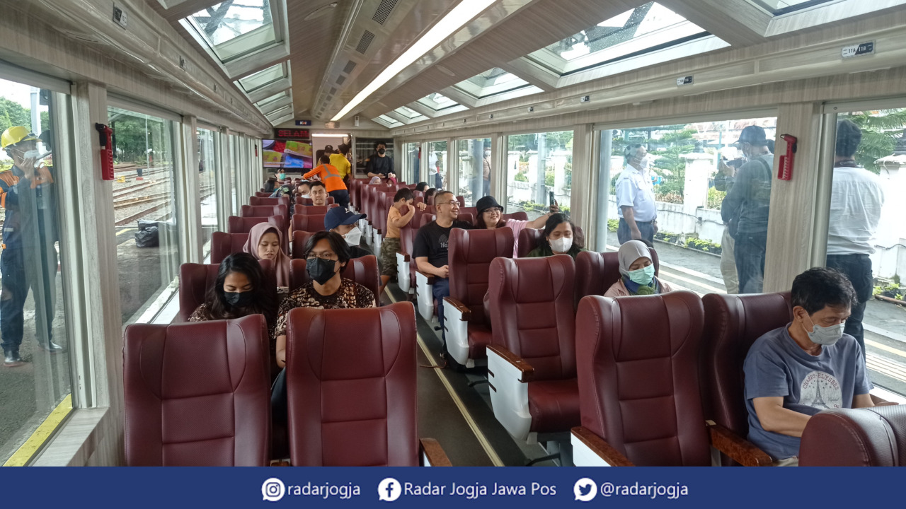 BARU : Penumpang menjajal KA Panoramic yang melayani rute Jogja-Jakarta dengan KA Taksaka tambahan, Senin (26/12). (DWI AGUS/RADAR JOGJA)