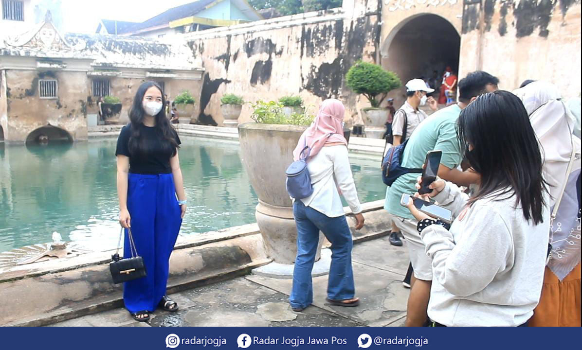 FAVORIT : Kawasan Tamansari diserbu wisatawan, Kamis (29/12). (ANNISSA KARIN/RADAR JOGJA)