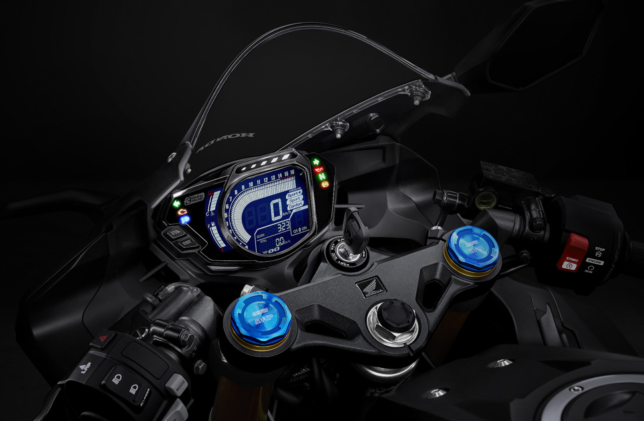 CBR250RR: Tuas pengatur riding moder terletak di bagian kiri dan dapat diraih dengan mudah menggunakan jari telunjuk. Melalui tuas ini pengendara Honda CBR250RR sepenuhnya dapat melakukan kontrol pada sepeda motor kesayangannya sesuai dengan keinginan dan