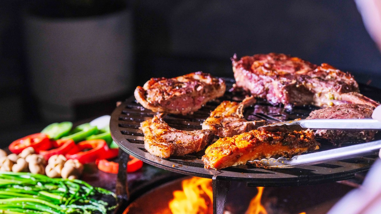 LEZAT: Naicla Steak & Grill mengusung tema “a la plancha”. Ini merupakan metode klasik memasak daging. Daging dipanggang di atas pelat baja datar menggunakan sumber api dari kayu bakar dengan temperatur tinggi sebesar 300 derajat celcius, sehingga proses