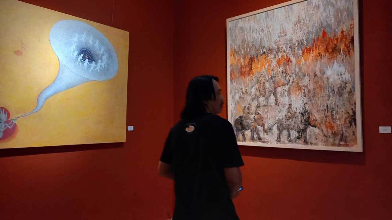 SENI: Lukisan yang ditampilkan pada pameran di Limanjawi Art House Borobudur mengusung tema “Spirit of Java”. Pesertanya ada 17 seniman dari Magelang maupun Jogjakarta.(Naila Nihayah/Radar Jogja)