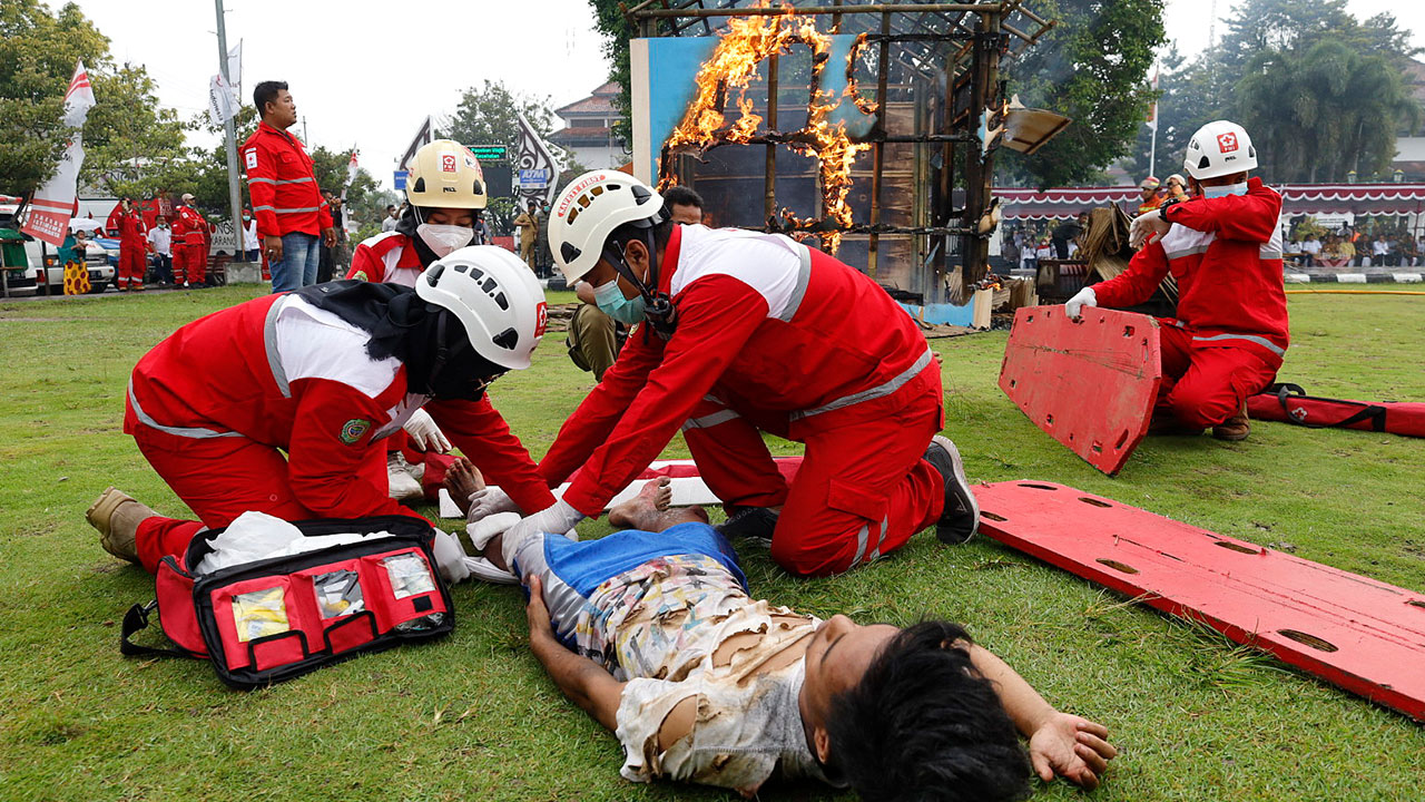 DIBUTUHKAN MASYARAKAT: Peringatan Hari Relawan PMI yang dirangkai dengan simulasi penanganan darurat kebakaran kolaborasi PMI dengan PSC 119 dan Damkar Bantul di Lapangan Paseban, Bantul, kemarin (26/12).(GUNTUR AGA TIRTANA/RADAR JOGJA)