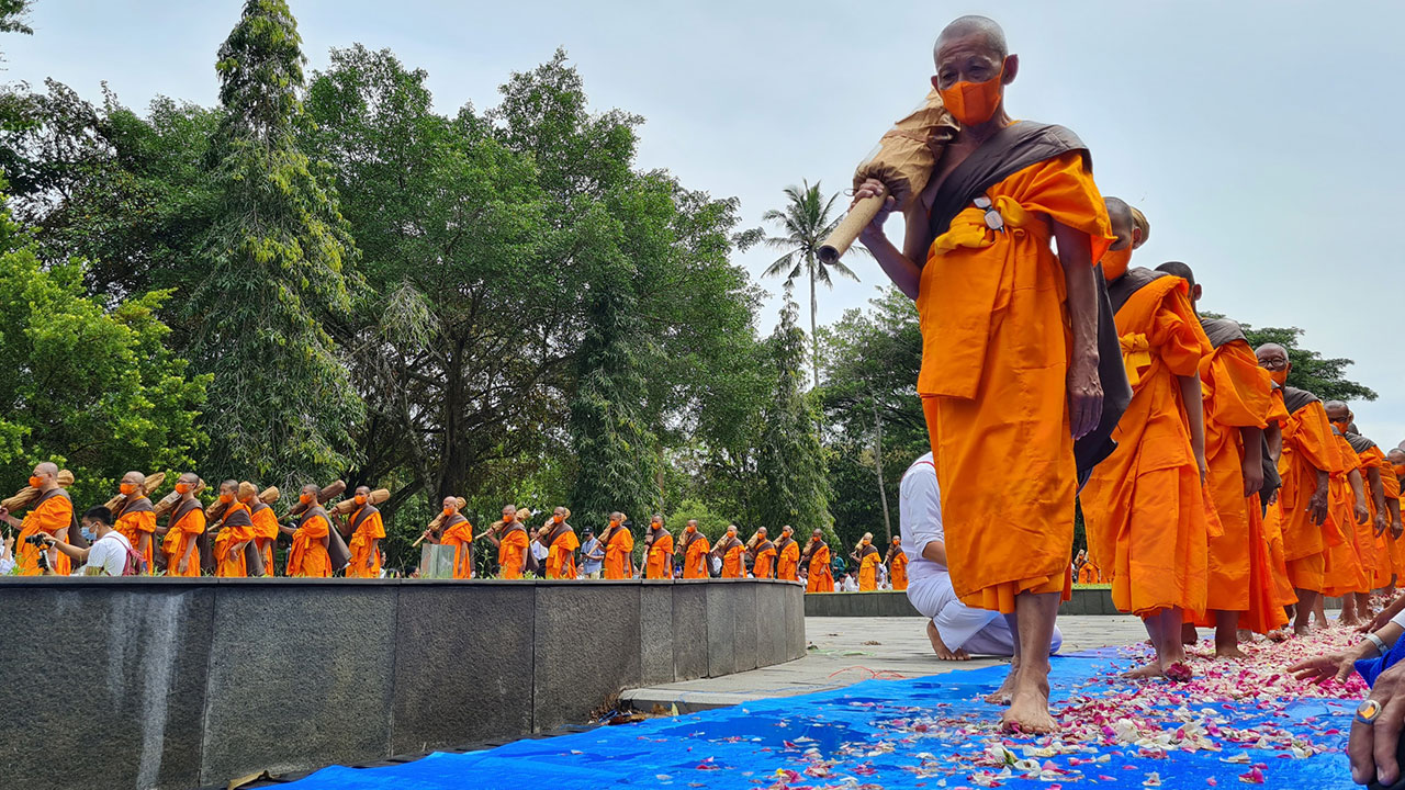 PROSESI DHUTANGA: Para peserta Pabbajja Samanera Sementara melaksanakan upacara Tudong yang menjadi rangkaian dalam prosesi Dhutanga di Candi Borobudur.(Naila Nihayah/Radar Jogja)