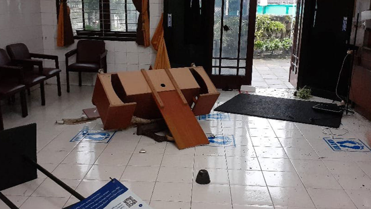 TAK TERPUJI: Potret SMA Bopkri 1 (Bosa) Jogja di kawasan Kotabaru usai perusakan yang dilakukan oleh orang-orang tidak dikenal Sabtu pagi (24/12).(POLRESTA JOGJA)