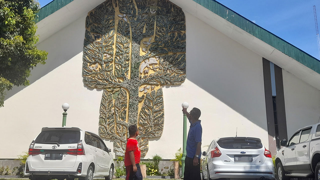 SENTUHAN ROMO MANGUN: FX Sarwono menunjukkan berbagai arsitektur karya Romo Mangun yang masih dipertahankan di Gereja Katolik Santo Albertus Agung, Jalan AM Sangaji, Jetis, Kota Jogja.(SITI FATIMAH/RADAR JOGJA)