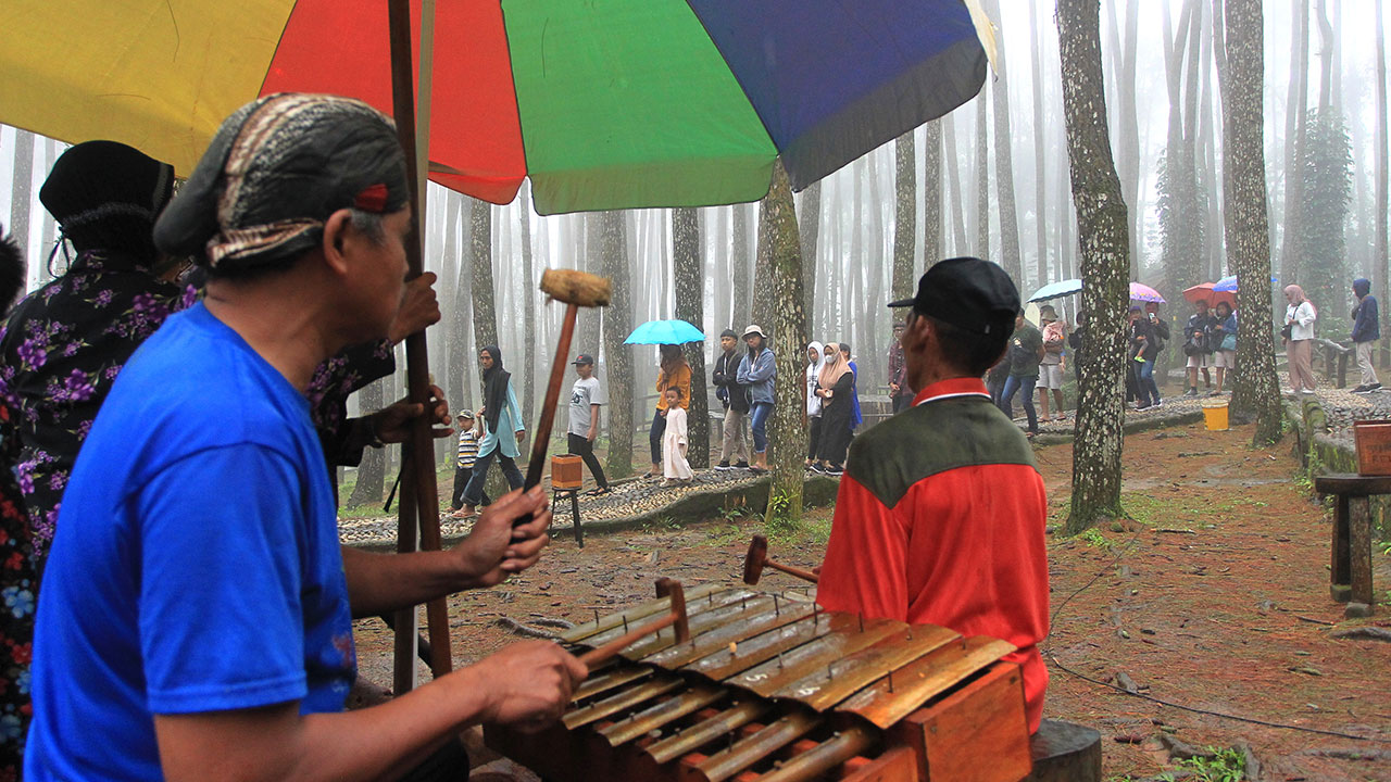 ASRI: Wisatawan menikmati suasana kawasan Hutan Pinus Mangunan, Dlingo, Bantul, kemarin (26/12). Dalam momen libur Nataru kali ini, jumlah orang yang berkunjung ke wilayah DIJ secara bergelombang diperkirakan mencapai 4-5 juta orang.(GUNTUR AGA TIRTANA/RA