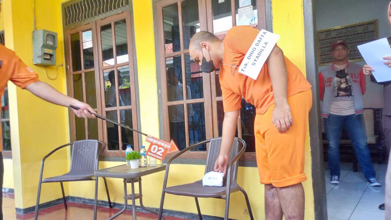 REKA ULANG: Mengenakan baju tahanan, Dhio Daffa Syadilla menjalani rekonstruksi atas kasus yang menewaskan kedua orang tua dan kakak perempuannya di Dusun Prajenan, Mertoyudan, Kabupaten Magelang, kemarin (19/12).(ISTIMEWA)