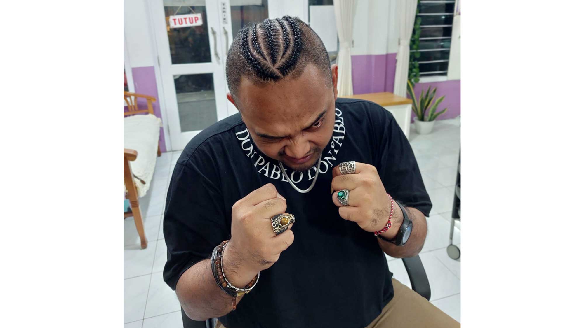 PERCAYA DIRI: Fathun Nadhrahudin Fakhri yang merupakan advokat, sudah dua tahun menggunakan gaya rambut cornrow. (DOK PRIBADI)