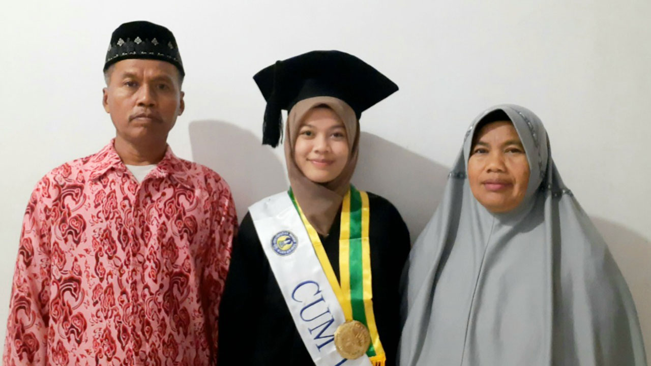 PRESTASI : Fani Fatmawati didampingi kedua orangtuanya Sutardi dan Hartini usai menhikuti prosesi wisuda program sarjana (S1) periode Desember 2022 di GOR Universitas Negeri Yogyakarta (UNY), Sabtu (3/12).(HUMAS UNY FOR RADAR JOGJA)