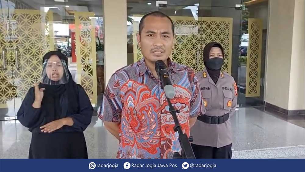 BERI KETERANGAN: Direktur Reserse Kriminal Umum (Dir Reskrimum Polda DIJ Kombes Pol Nuredy Irwansyah Putra saat menyampaikan ungkap kasus tindak pidana penganiayaan dan pengancaman di Mapolda DIJ, kemarin (2/12).  MEITIKA CANDRA LANTIVA/RADAR JOGJA Tagih
