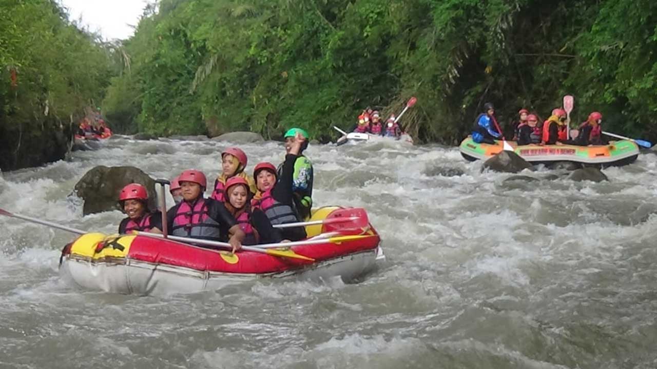 ALAMI: Rombongan wisatawan dari Kabupaten Demak Jawa Tengah saat menikmati sensasi jeram sungai Bogowonto di Kabupaten Purworejo, kemarin.(HENDRI UTOMO/RADAR JOGJA)