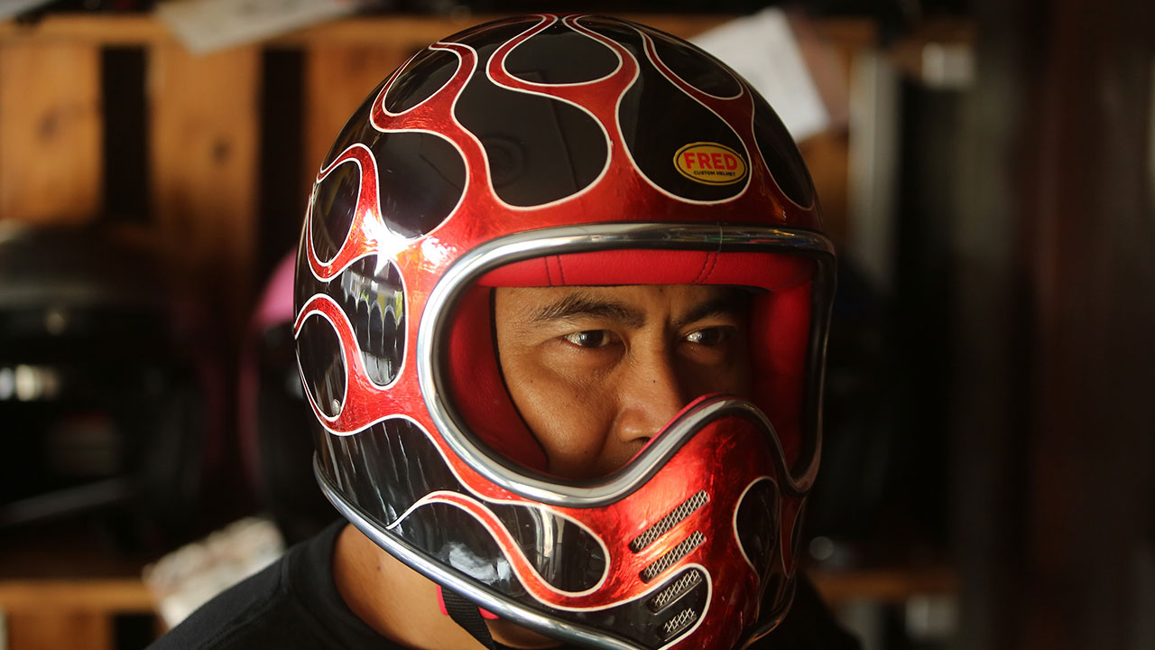 AGAR SERASI: Peminat modifikasi helm adalah pengendara motor custom. Helm akan disesuaikan dengan warna dan gaya dari motor yang telah dimodifikasi. (AGAR SERASI: Peminat modifikasi helm adalah pengendara motor custom. Helm akan disesuaikan dengan warna d