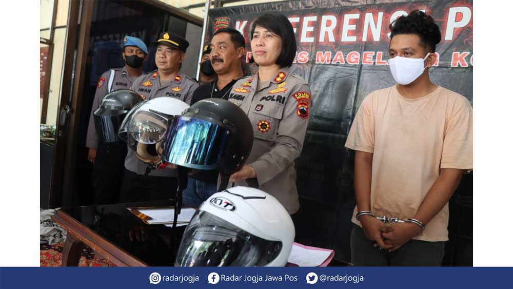 BARANG BUKTI: Personel Polres Magelang Kota berhasil mengamankan tersangka kasus pencurian helm beserta barang bukti. (Humas Polres Magelang Kota)