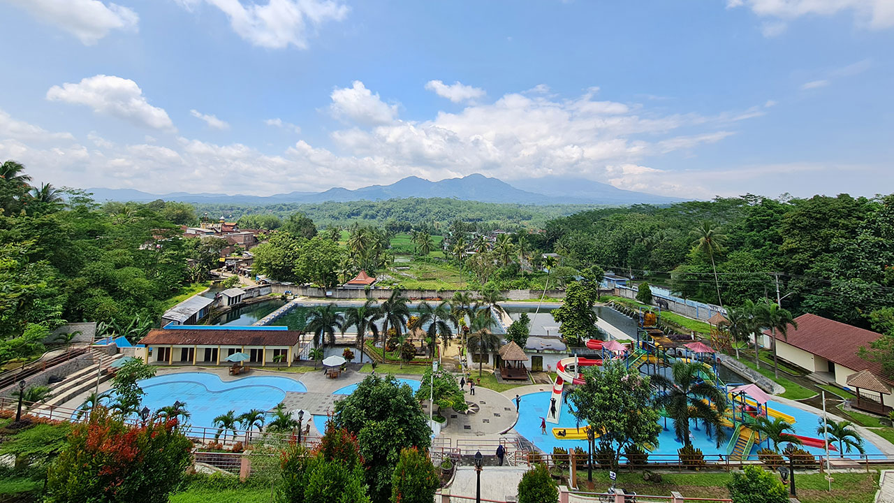 JERNIH: Ketika berkunjung ke Taman Air Kali Bening, pengunjung dapat melihat gagahnya Pegunungan Giyanti, Gunung Sumbing, hingga Sindoro. Bahkan, air yang ada di kolam renang tersebut, berasal dari sumber mata air, sehingga tampak jernih.(Naila Nihayah/Ra