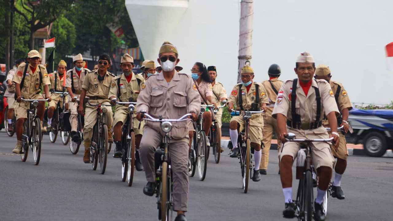 KOMPAK: Anggota Komunitas Onthelis Djadoel Jogjakarta (Kodja) saat bersebeda mengelilingi Kota Jogja. Tidak hanya bersepeda, mereka juga turut melestarikan budaya.(DOK KODJA)