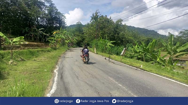 RUSAK : Ruas Jalan Mertakanda-Karangsambung sebagai akses utama menuju beberapa geosite tampak rusak, bahkan sebagian titik nyaris tergerus longsor. (Foto: M Hafied/Radar Jogja)