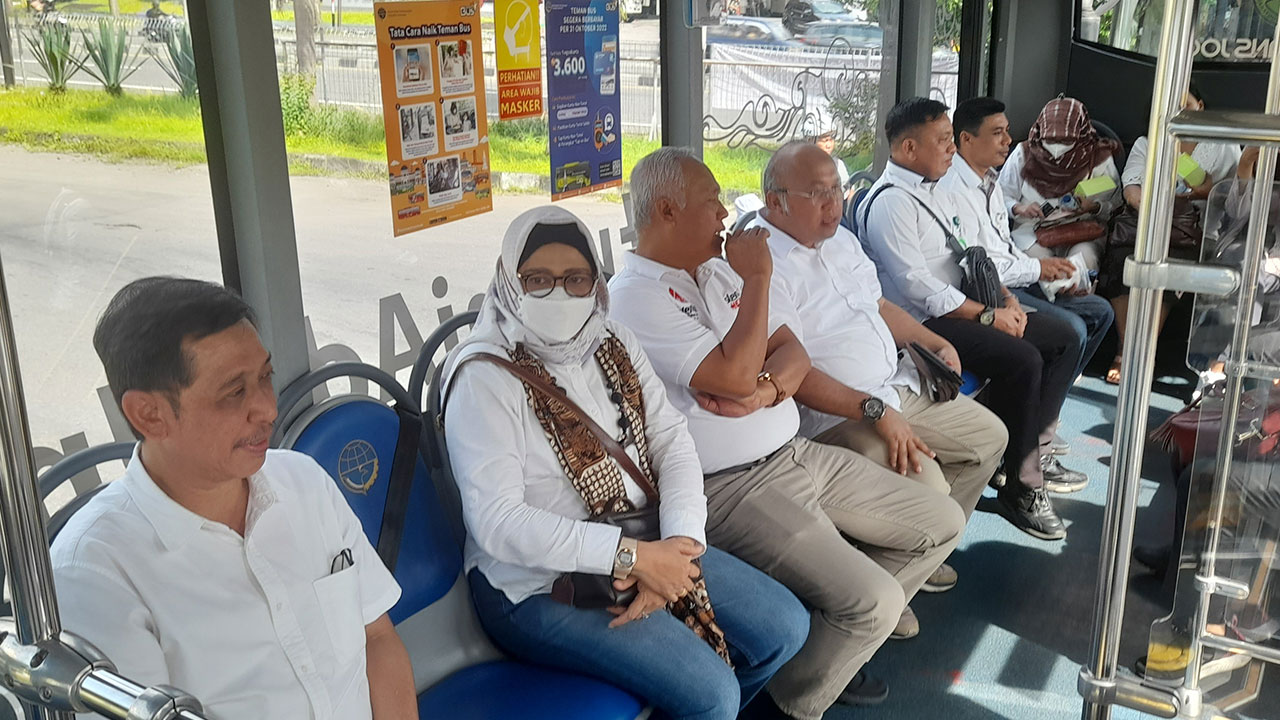 NYAMAN DAN AMAN: Kepala Dinas Perhubungan DIY Ni Made Dwipanti Indrayanti (dua dari kiri) bersama sejumlah pejabat Kementerian Perhubungan naik Trans Jogja sebagai bagian dari kampanye Gerakan Nasional Kembali ke Angkutan Umum (GNKAU) kemarin (11/12).(SIT
