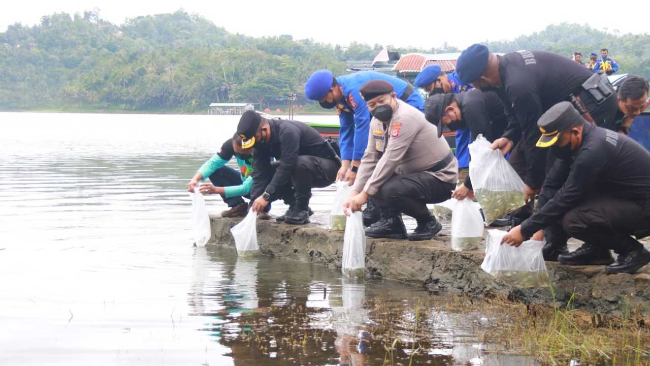 SEBAR BIBIT : Jajaran Polda DIJ saat melakukan penebaran 5.000 ekor bibit ikan nila di Waduk Sermo Kulonprogo pekan lalu (26/11). Diharapkan, ikan tersebut nantinya bisa menjadi penghasilan dari warga di sekitar waduk.(Dok Humas Polda DIJ)