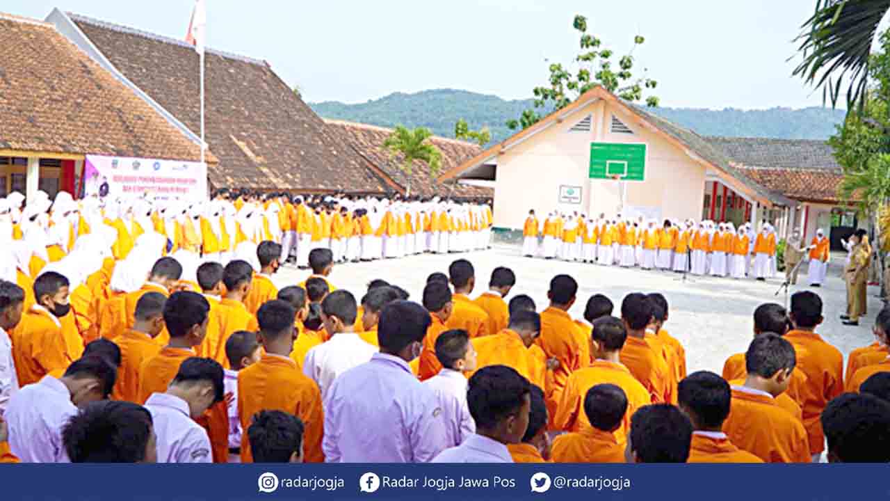 KOMITMEN: Pelajar SMP Negeri 1 Nglipar mengikuti deklarasi penanggulangan nikah dini dan stunting (nang Ni Ning) kemarin (12/12). (Foto: Gunanawan/Radar Jogja)