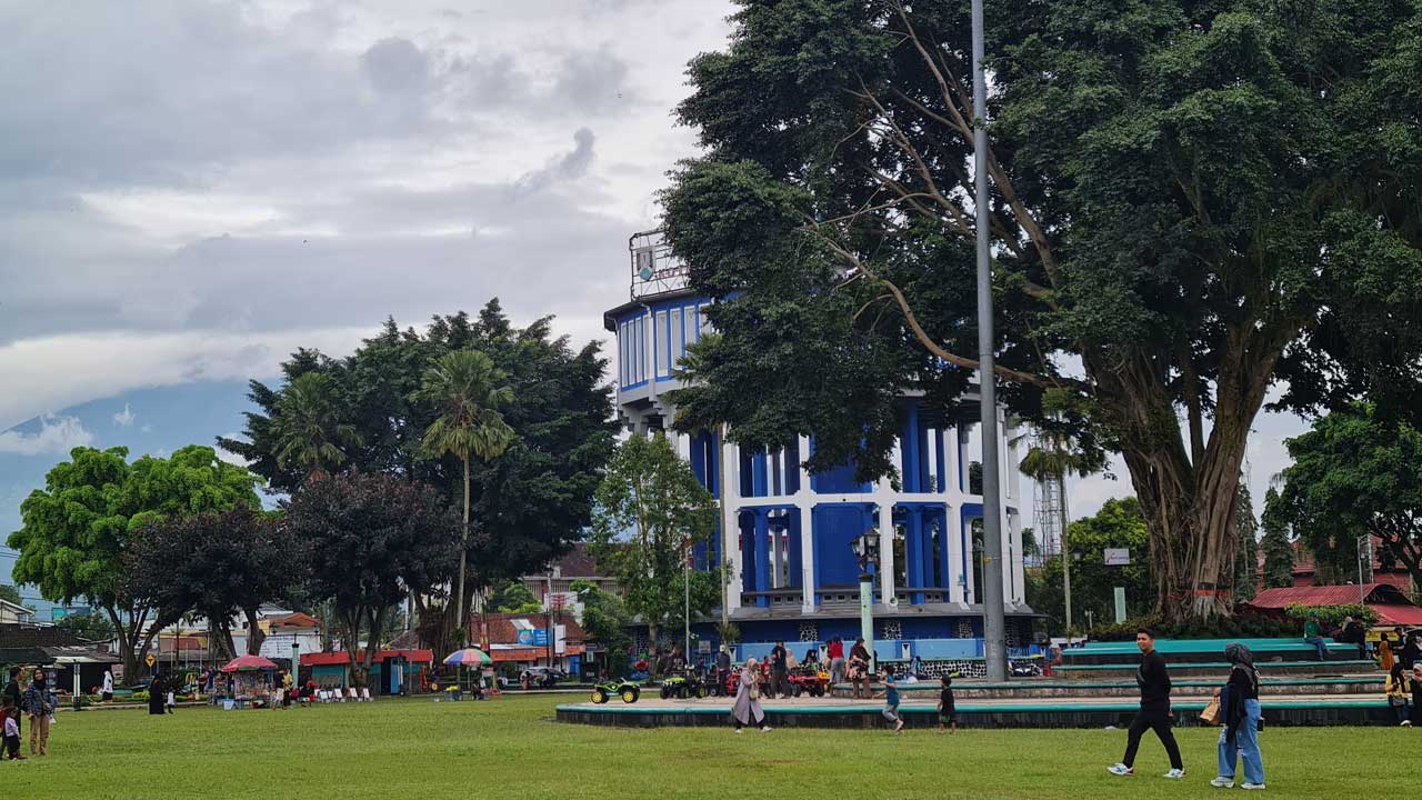 RAMAI: Alun-alun Kota Magelang memang menjadi pusat para pengunjung berkumpul. Di malam perayaan tahun baru 2023 nanti, Pemkot Magelang tidak mengadakan pesta kembang api, tapi menyajikan atraksi dancing fountain.(NAILA NIHAYAH/RADAR JOGJA)