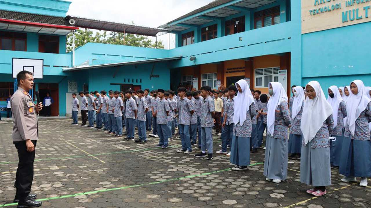 PEDULI - Kapolres Gunungkidul, AKBP Edy Bagus Sumantri saat memberikan arahan kepada pelajar SMK Muhammadiyah Semin Rabu (30/11).(Polres Gunungkidul untuk Radar Jogja)