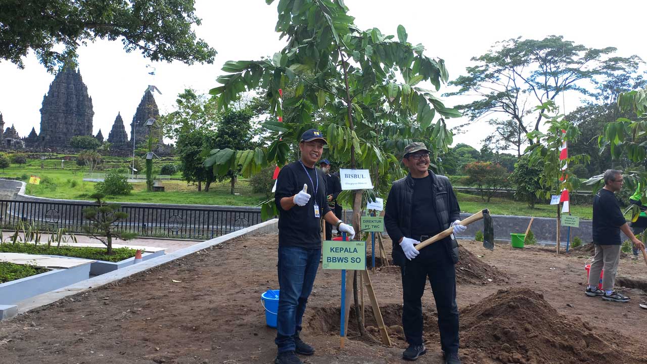JADI PERINDANG: Kepala BBWS Serayu Opak Dwi Purwantoro (KIRI) dan Direktur Operasional dan Pengembangan Infrastruktur TWC Mardijono Nugroho diikuti peserta lainnya melakukan tanam pohon di sekitar groundsill, area TWC Prambanan, Sleman, kemarin (1/12).(ME