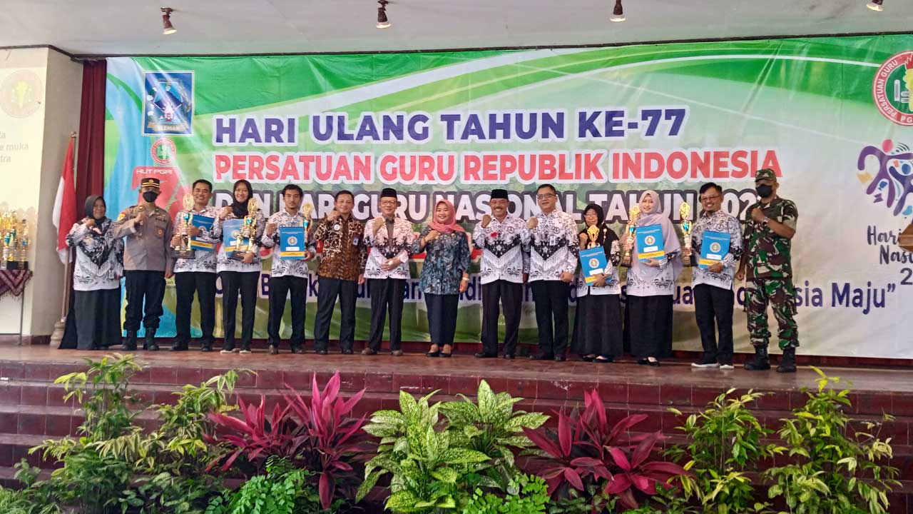 JAUH DARI SEJAHTERA : Peringatan hari guru nasional di Sleman, kemarin (1/12). PGRI Sleman berharap pemkab memperhatikan gaji dari para GTT dan PTT.(WULAN YANUARWATI/RADAR JOGJA